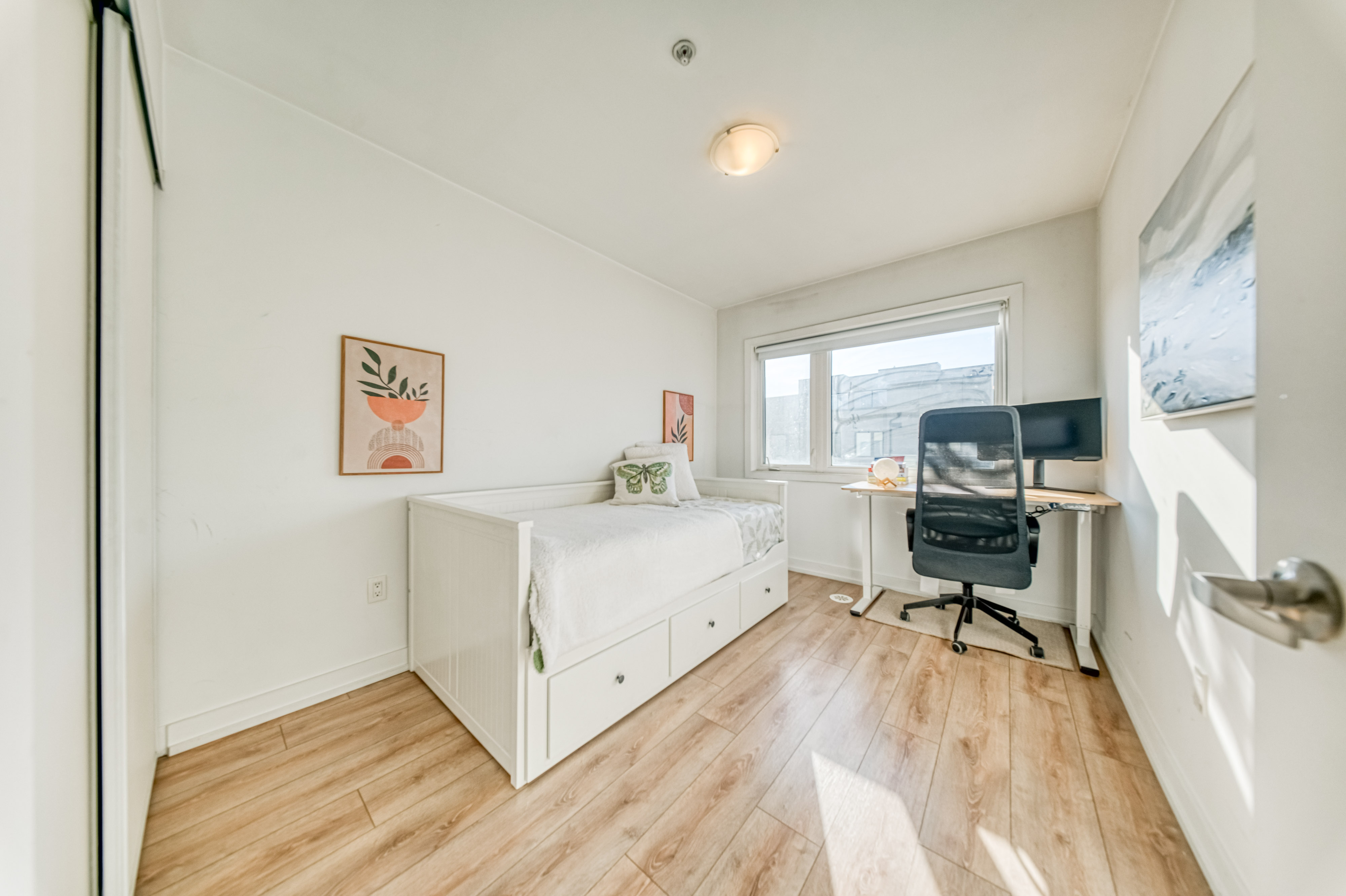 Bedroom with Desk